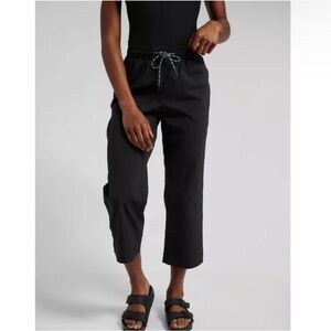 Athleta Trekkie Straight Crop 3/4 Pants Size 6 Black NWT Athletic